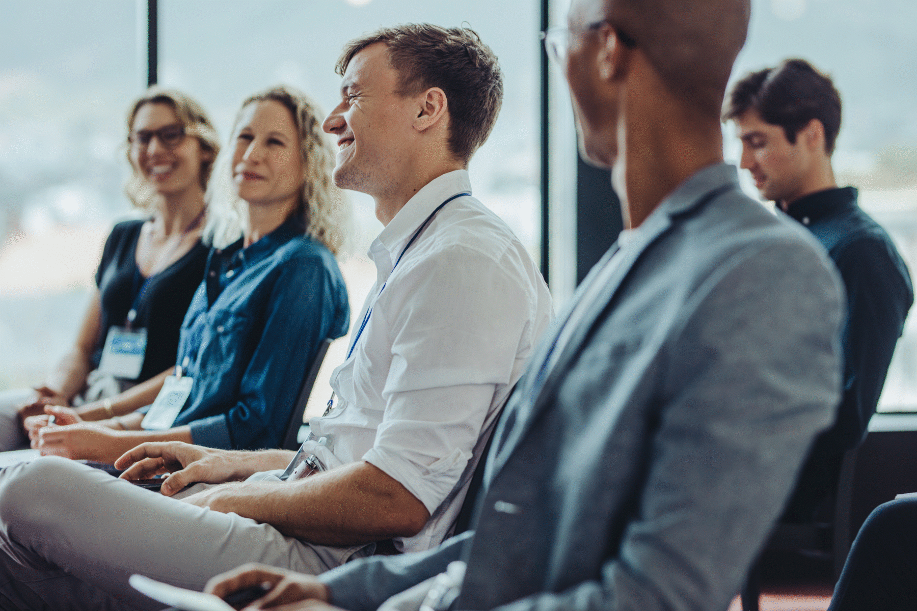 Menschen im Seminar | © AdobeStock | JocobLund